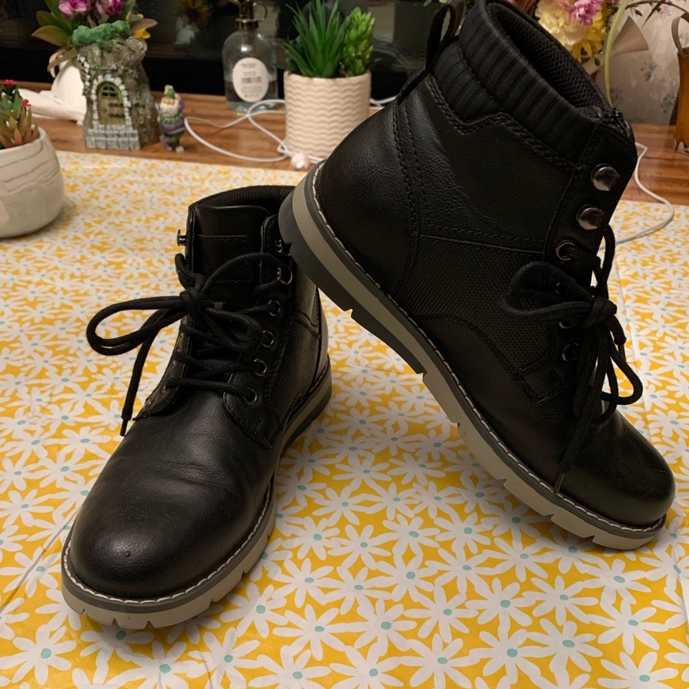 Combat/moto boots Sonoma Lace-Up Ankle Boots w/ Ortholite Eco Cushion like new.